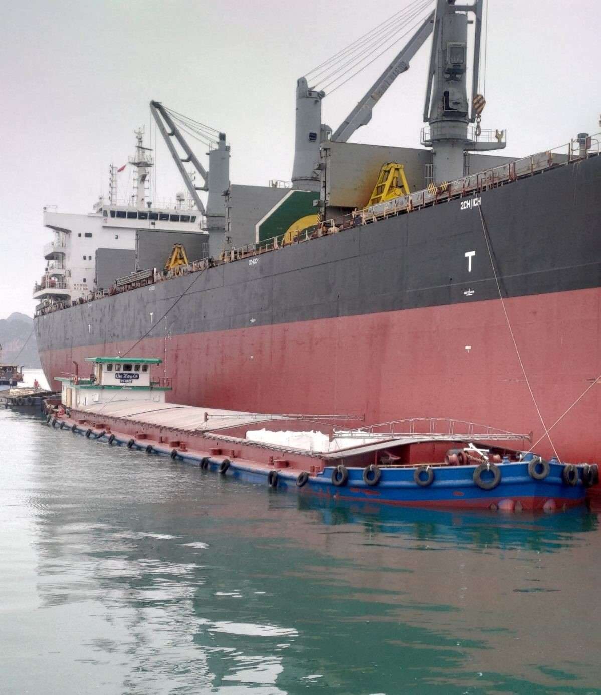 Xếp xi măng tại vùng neo Thuận An